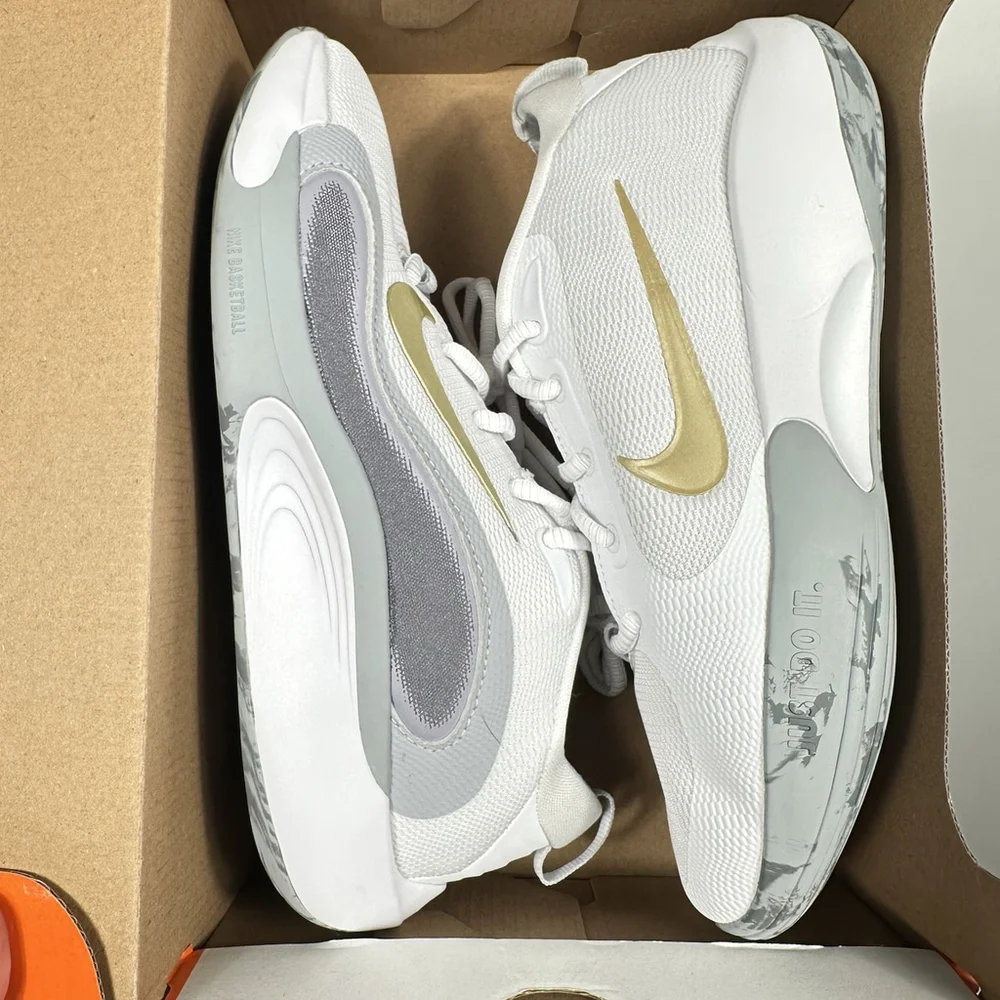 Nike ISOFLY GS Youth Basketball Hoop Shoes White Gold Youth Size 6.5